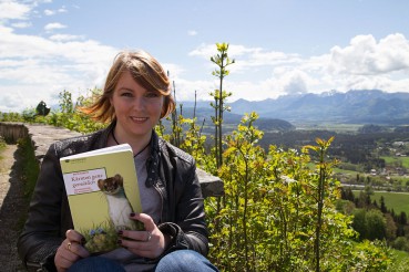 Anita Arneitz mit ihrem Buch "Kärnten ganz gemütlich"