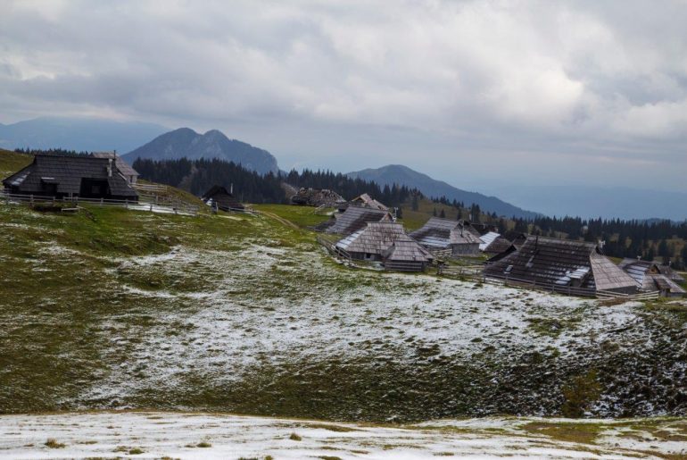 Velika Planina in Slowenien mit Hirtenhütten, Foto Anita Arneitz, Reiseblog www.anitaaufreisen.at