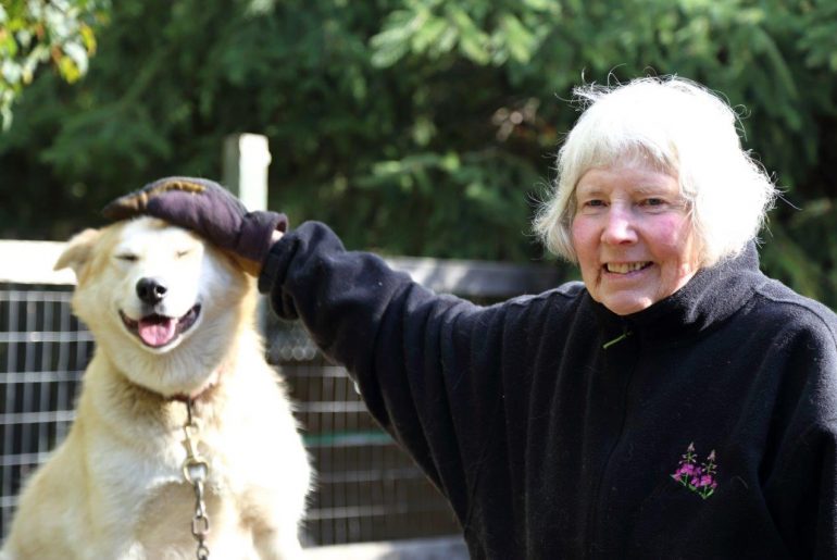 Mary Shields in Fairbanks Alaska mit Husky, Foto Anita Arneitz und Matthias Eichinger