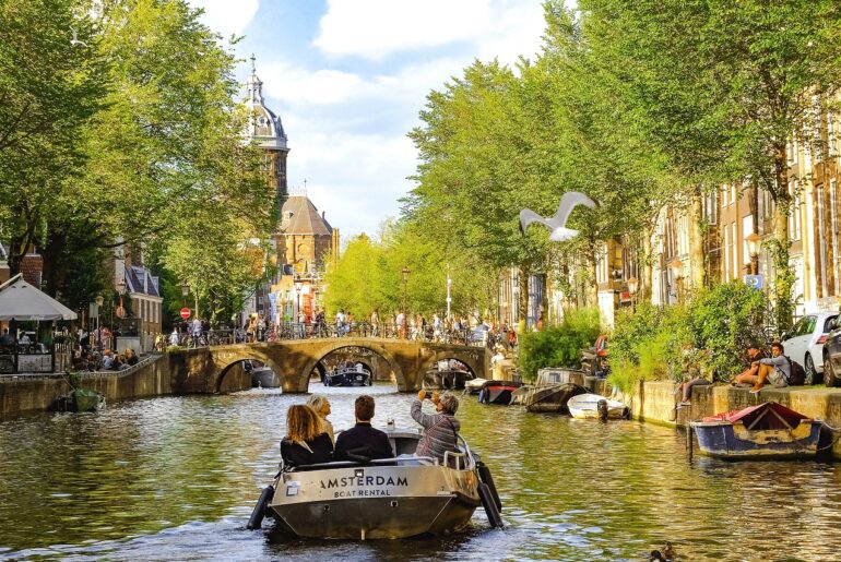 Amsterdam, Bild von djedj auf Pixabay